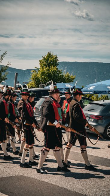 Hommes en costumes traditionnels tyroliens défilant lors d'une fête à Trente