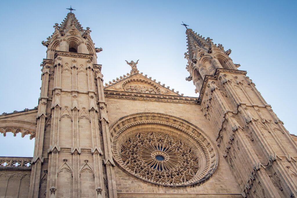 Façade gothique avec grande rosace et deux tours de la cathédrale de Trente