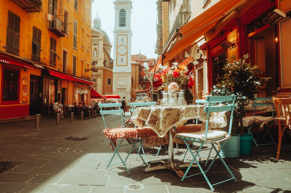 Terrasse de café colorée dans une rue pittoresque du centre de Trente