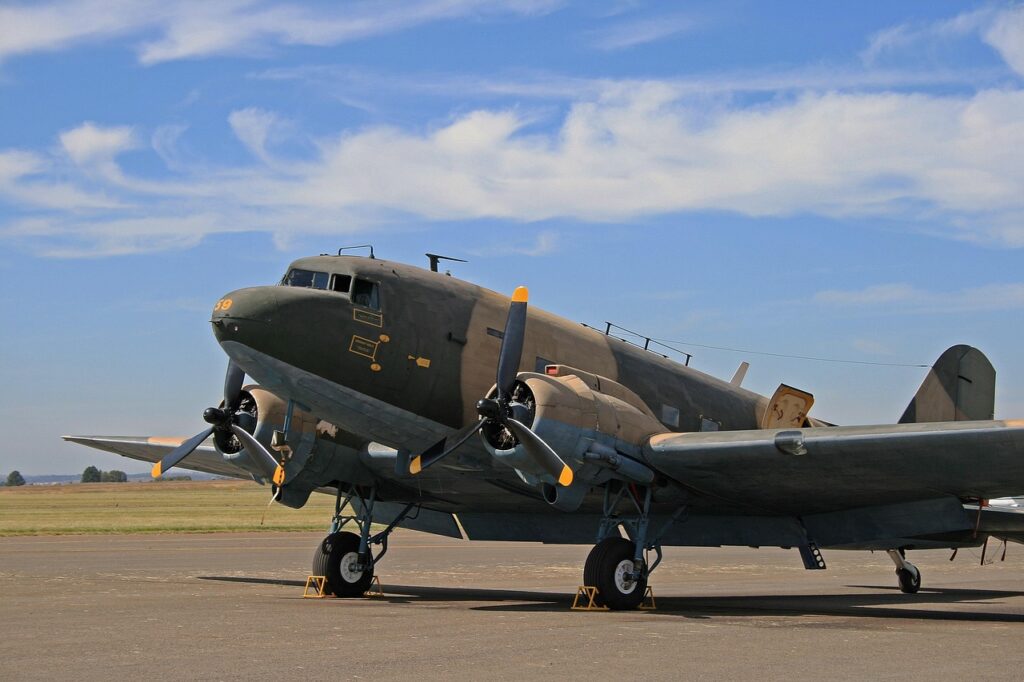 Ancien avion militaire bipropulseur stationné sur le tarmac près de Trente
