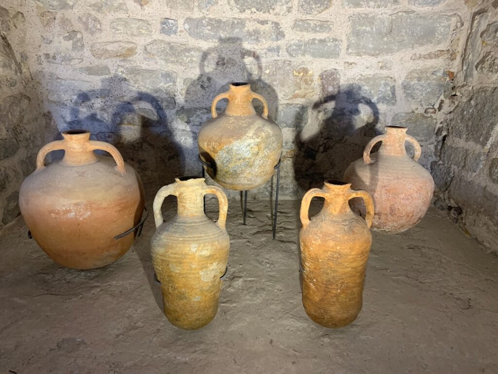 Antike Tonamphoren in einem Kellergewölbe im Museum von Bari