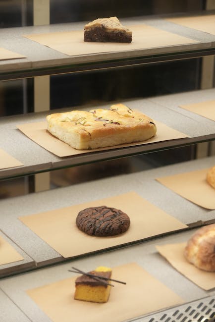 Vitrine mit Focaccia-Stücken und Gebäck in Bari-Bäckerei