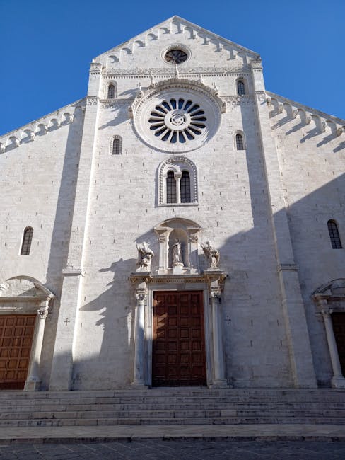Fassade der Kathedrale in Bari mit Rosettenfenster und Holzportal