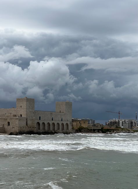Das Kastell an der Küste von Bari unter dramatischen Gewitterwolken