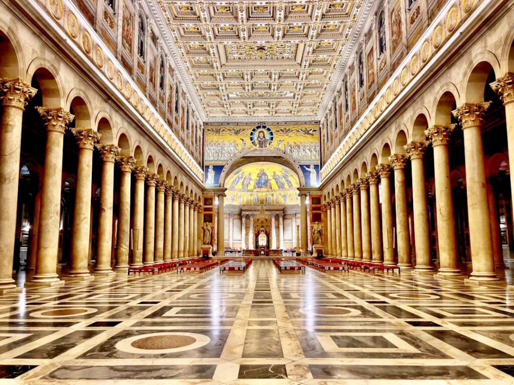 Navata centrale con colonne e mosaici nella Basilica di San Nicola a Bari