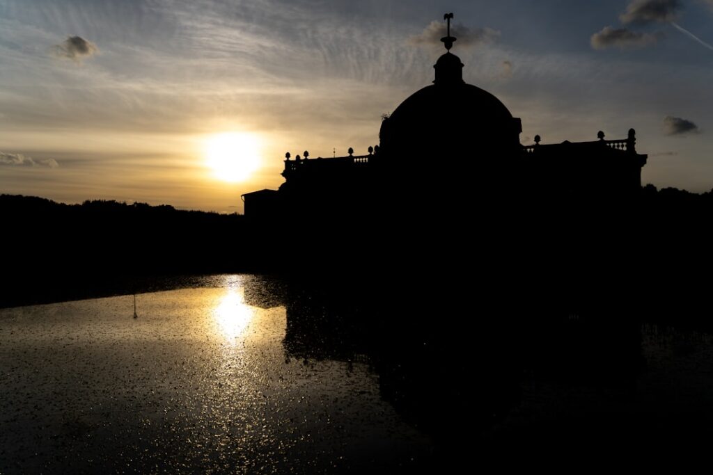 Silhouette della Basilica di San Nicola al tramonto