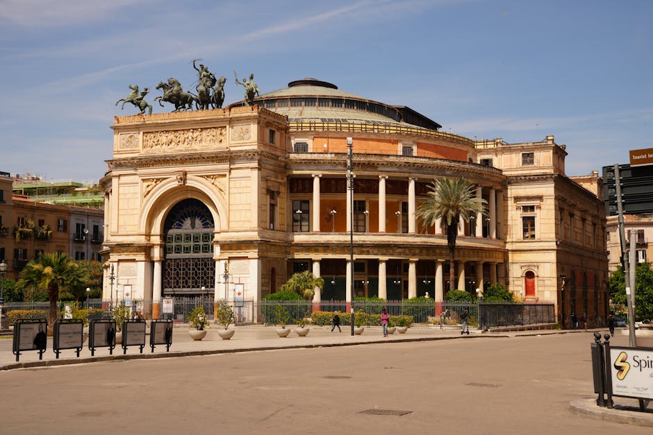 Façade néoclassique du théâtre Petruzzelli à Bari sous ciel bleu