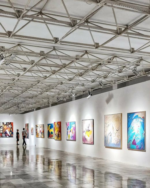 Salle d'exposition moderne à Bari avec tableaux colorés et visiteurs