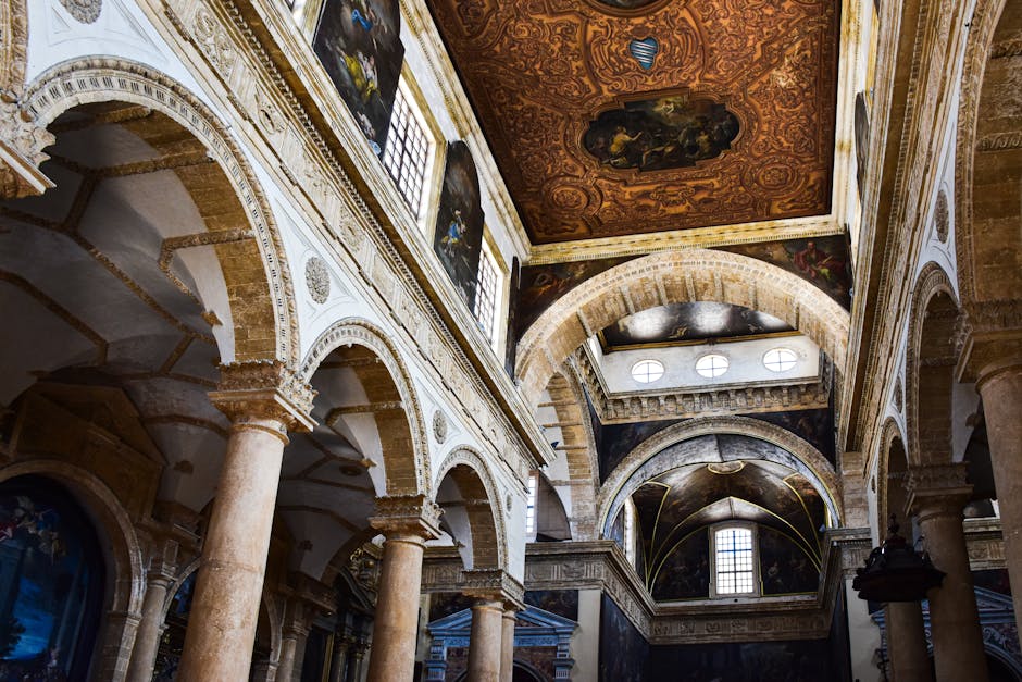 Hohe Sandsteinbögen und Säulen im Kircheninneren von Bari