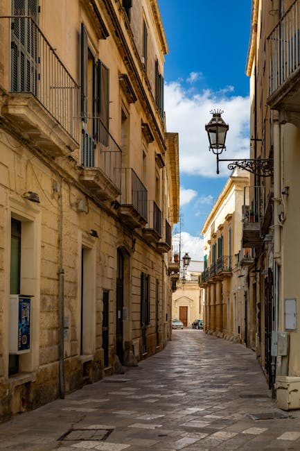 rue pavée calme dans la vieille ville de Bari bordée de balcons
