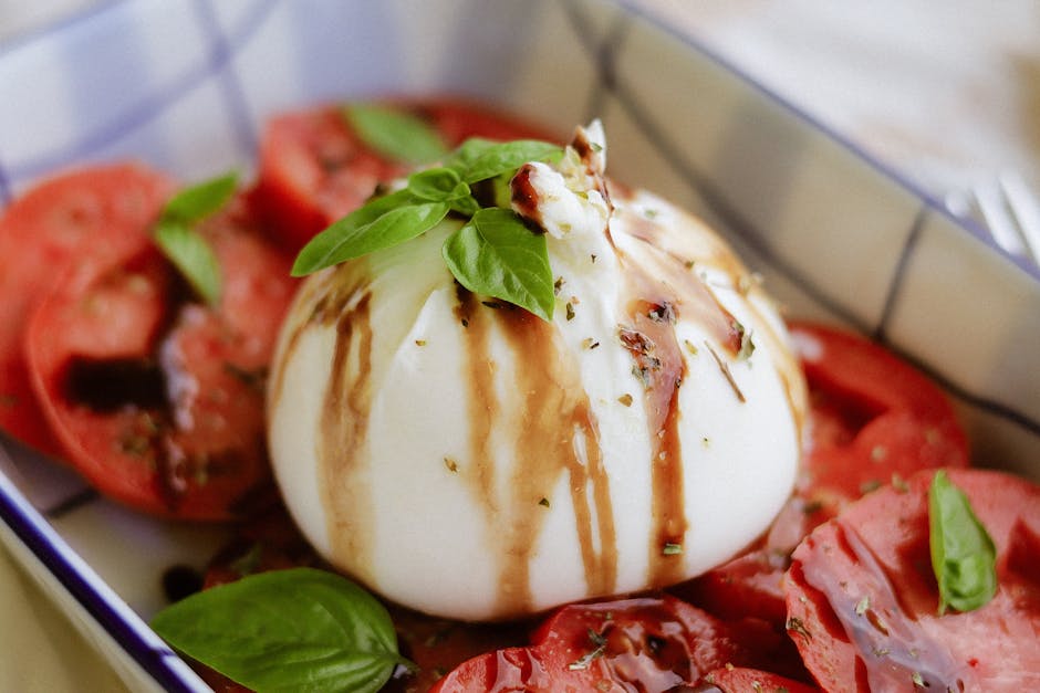 Burrata crémeuse avec tomates et basilic, spécialité dégustée à Bari