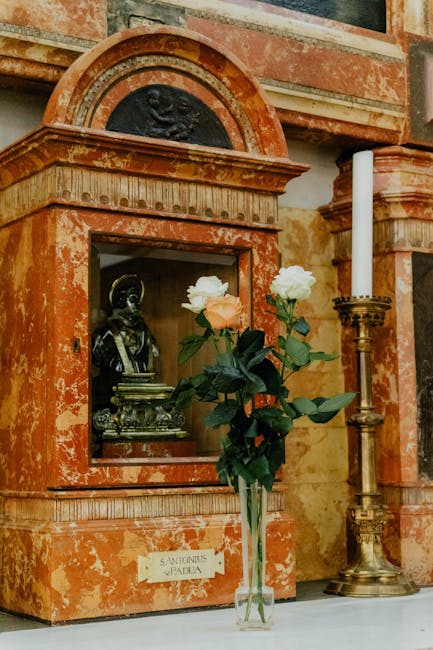 Vase de roses devant un reliquaire dans la Basilique de San Nicola