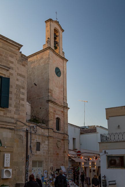 Vicolo di Bari Vecchia con campanile e bancarelle turistiche