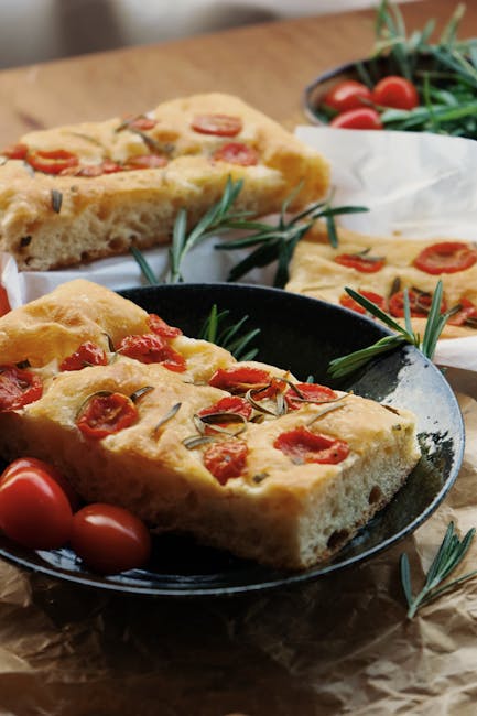 Tranches de focaccia aux tomates cerises et romarin, style de Bari