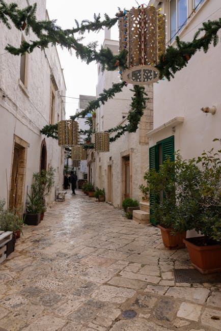 Enge gepflasterte Gasse in der Altstadt von Bari mit Festbeleuchtung