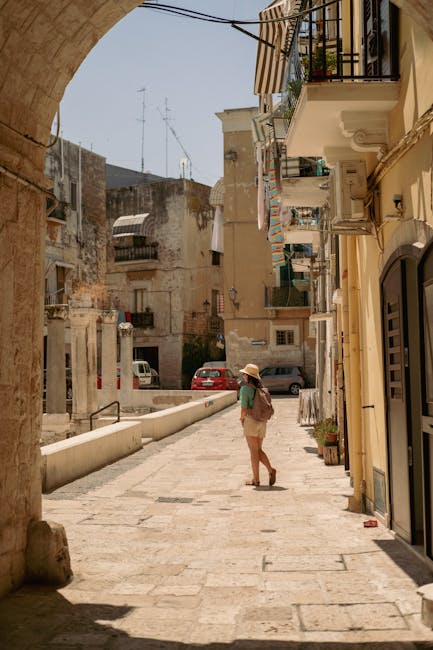 Promeneur sous une arche dans les ruelles du vieux Bari