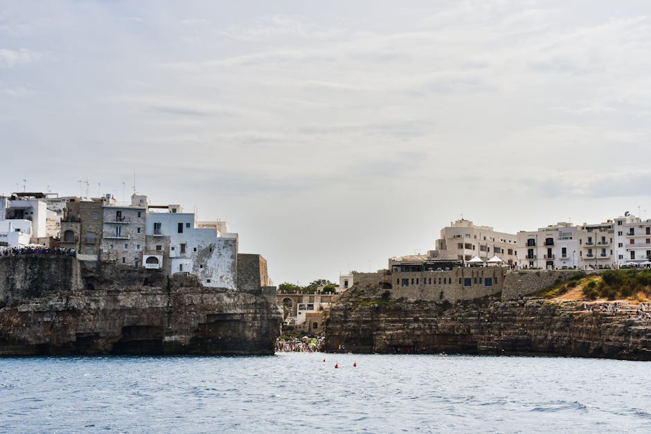 Falaise et maisons blanches en bord de mer près de Bari