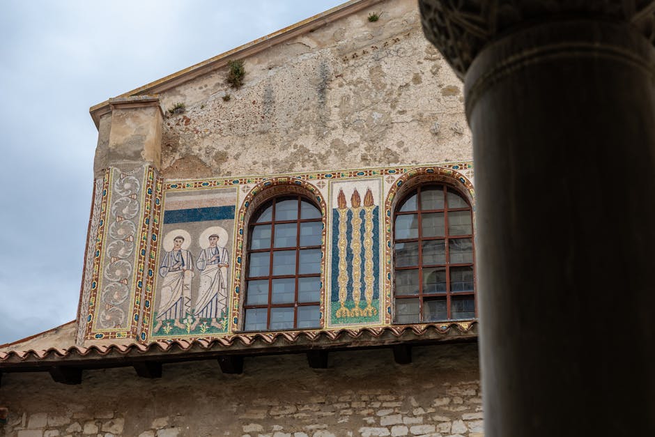 Mozaïekpanelen en rondvensters op oude gevel nabij de basiliek van Bari