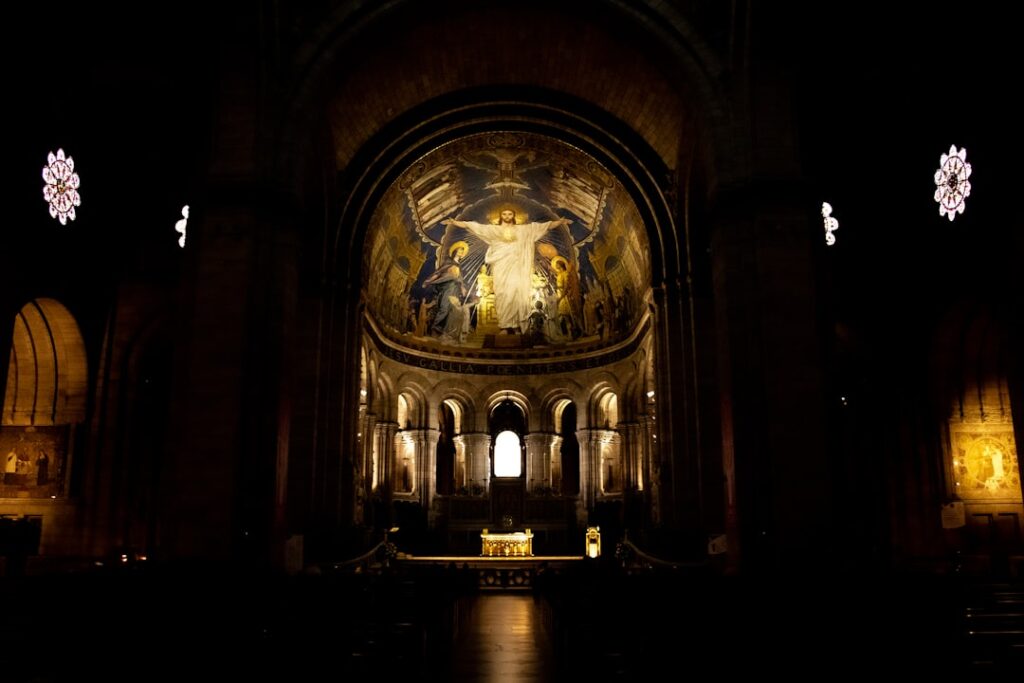 Dunkel beleuchteter Kircheninnenraum in Bari mit goldener Apsis und Altar