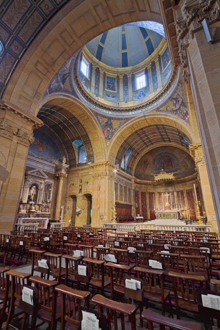Weitläufiges Kirchenschiff unter Kuppel mit Reihen von Stühlen in Bari