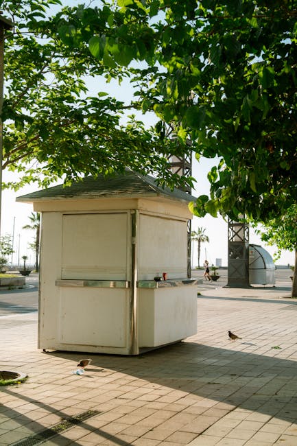 kiosque fermé sur le lungomare de Bari sous des arbres verts