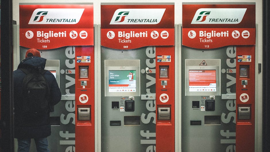 Bornes Trenitalia Biglietti alignées, voyageur achetant un billet à Bari