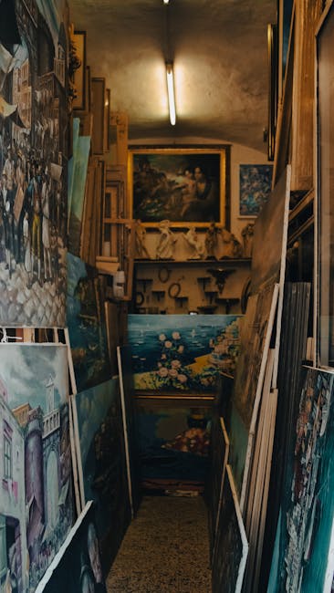Atelier d'encadrement étroit rempli de tableaux empilés à Bari