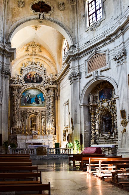 Heller Kircheninnenraum in Bari mit geschnitztem Altar und Holzbänken.