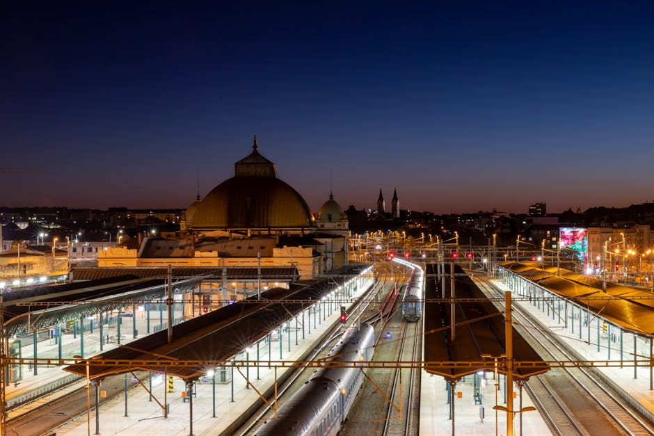Bari centraal station bij nacht met verlichte perrons en sporen