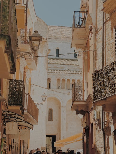 Smalle straat in Bari Vecchia met lokale bewoners die pasta maken