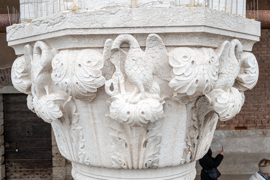 Witstenen kapiteel met vogelornamenten van de Basiliek in Bari