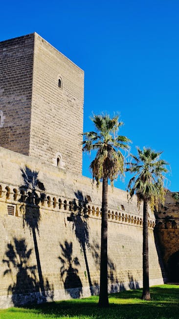 Mittelalterliche Festungsmauer mit Palmen und Schatten in Bari
