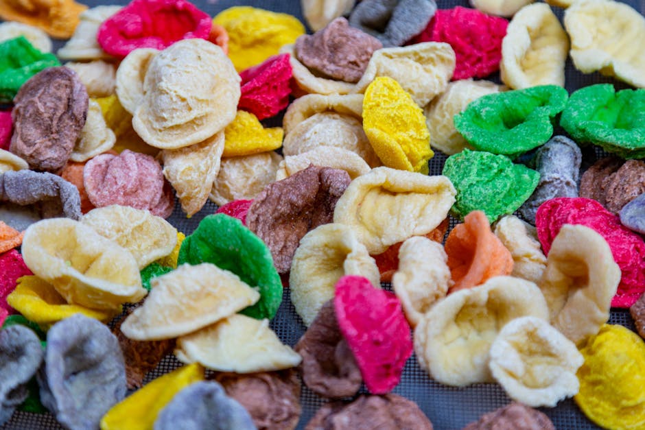 Kolorowe orecchiette suszące się, charakterystyczne dla Apulii i Bari