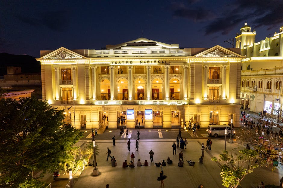 Théâtre historique de Bari illuminé la nuit, place animée de spectateurs