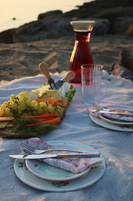 Letni piknik na plaży w Bari z deską owoców i talerzami
