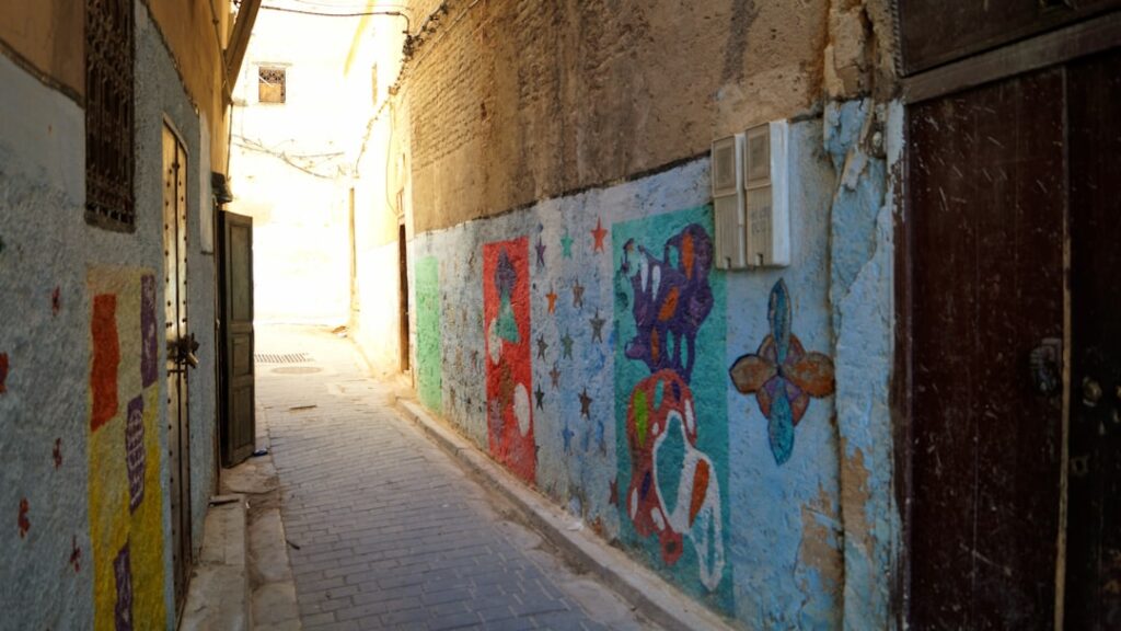 Ruette étroite avec fresques murales colorées dans le centre historique de Bari