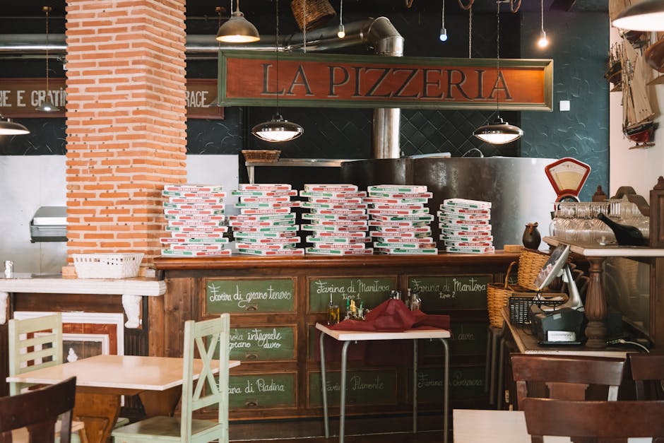 Wnętrze pizzerii w Bari ze stosem kartonów na ladzie