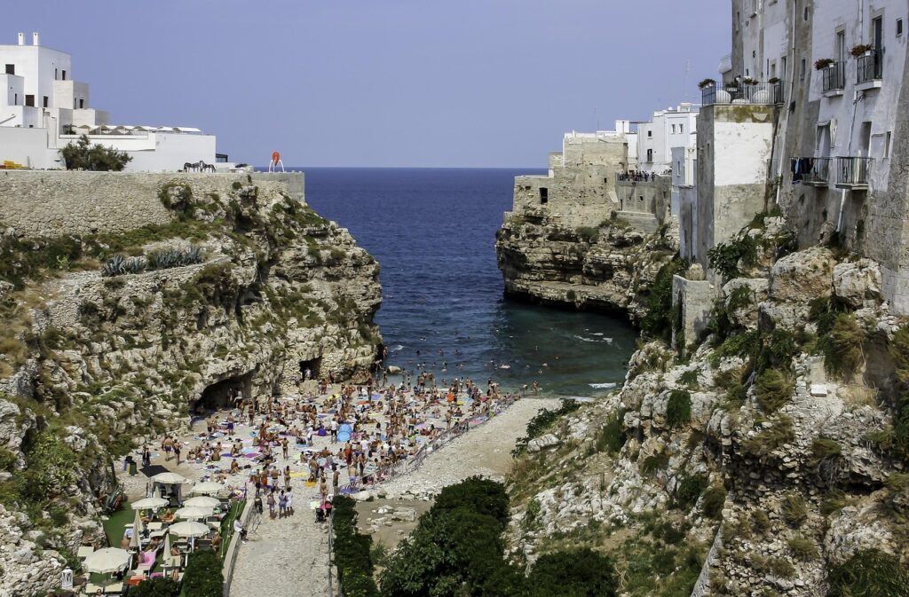 anse rocheuse bondée près de Bari, plage entourée de falaises
