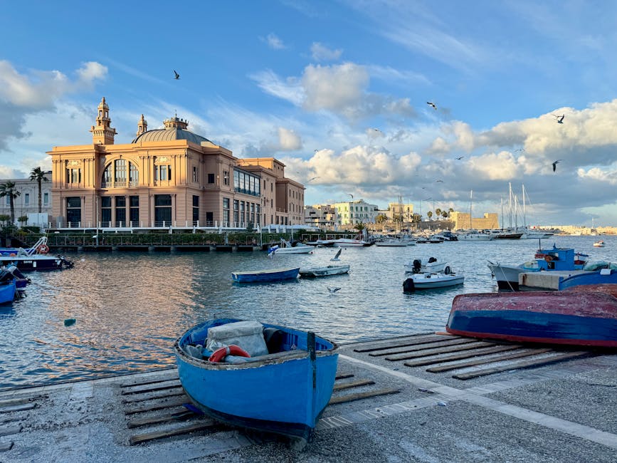 Barchette azzurre sul molo davanti al teatro Margherita di Bari