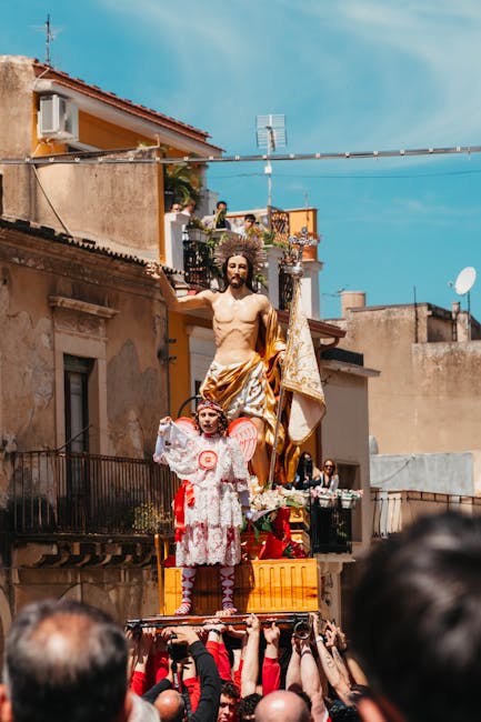 Religiöse Prozession in Bari mit Trägern, Jesusstatue und kostümiertem Kind