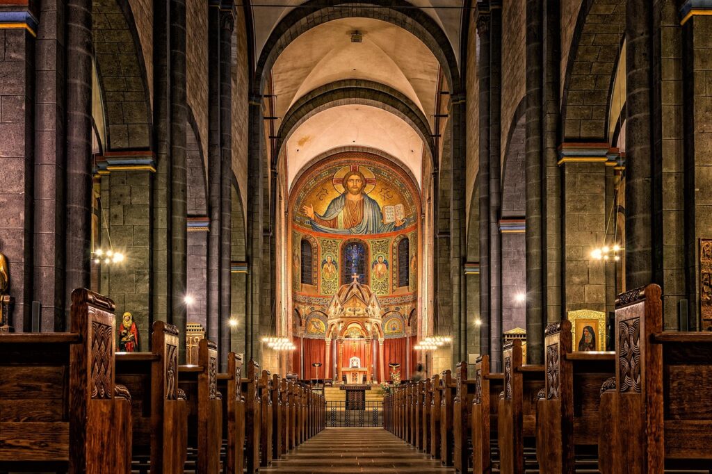 Innenraum der Basilika San Nicola in Bari mit Mosaik und Holzbänken