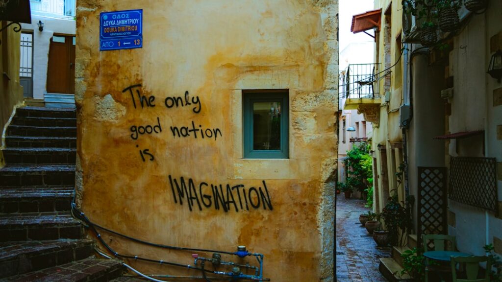 Graffiti «The only good nation is IMAGINATION» sur un mur à Bari
