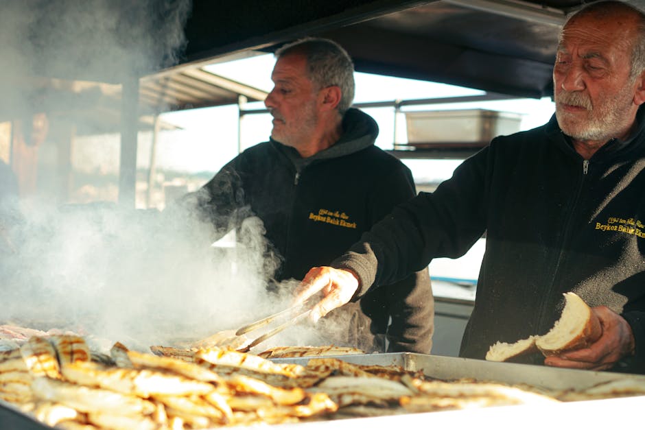 Venditori di street food che servono panini di mare vicino a Piazza Ferrarese, Bari