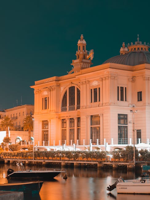 Bâtiment du bord de mer à Bari avec petits bateaux amarrés