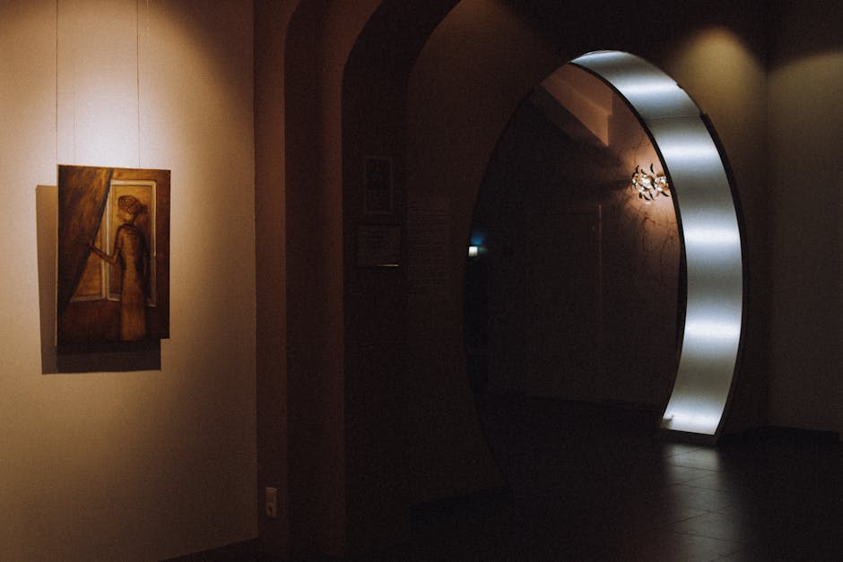 Sala galerii w Bari z obrazem na ścianie i oświetlonym łukiem