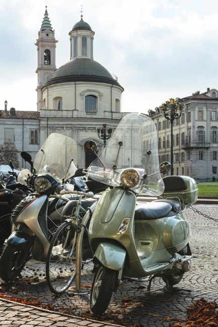 Vor dem Hauptbahnhof Bari (Piazza Aldo Moro) abgestellter Roller