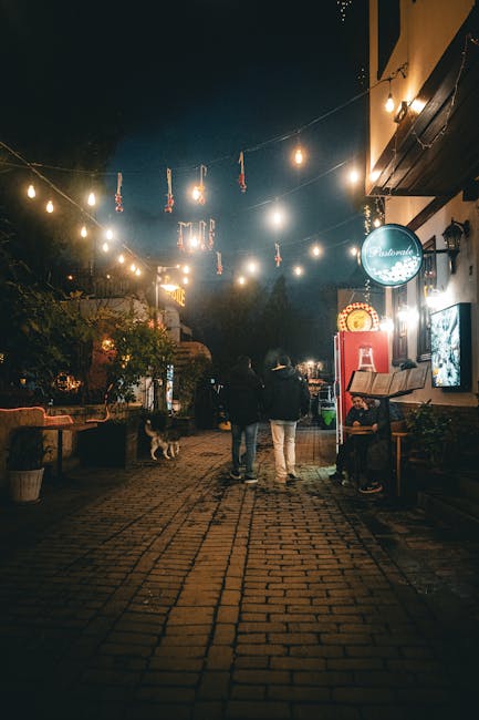 Coppia che passeggia tra le luci dei mercati serali di Bari