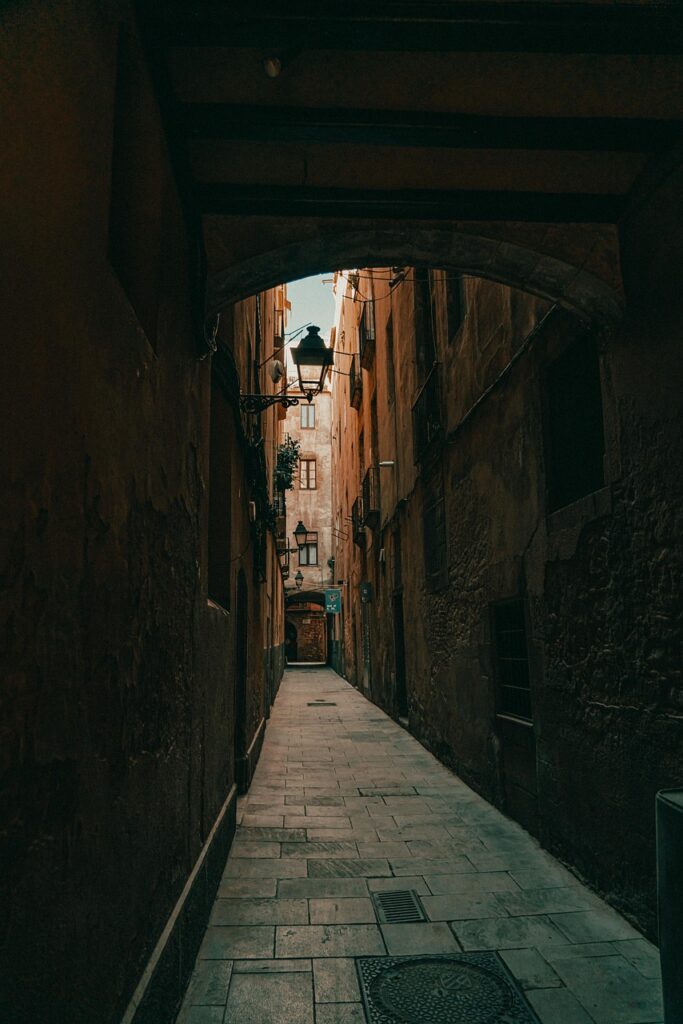 Vicoli stretti di Bari Vecchia con lanterne e pavé