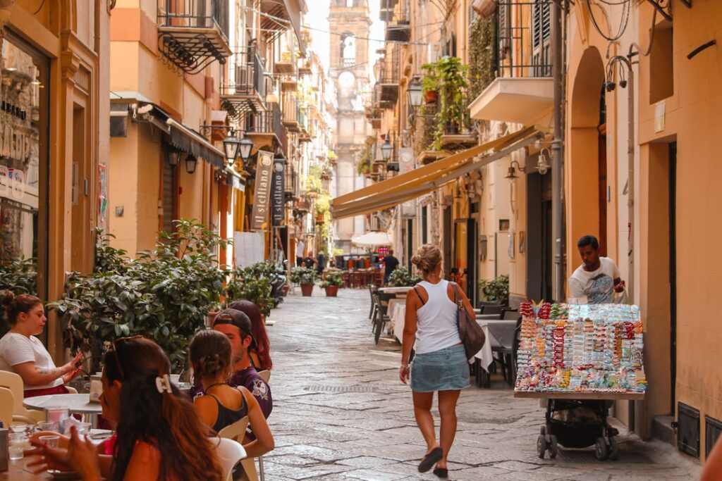 avondstraat in Bari Vecchia met mensen buiten etend