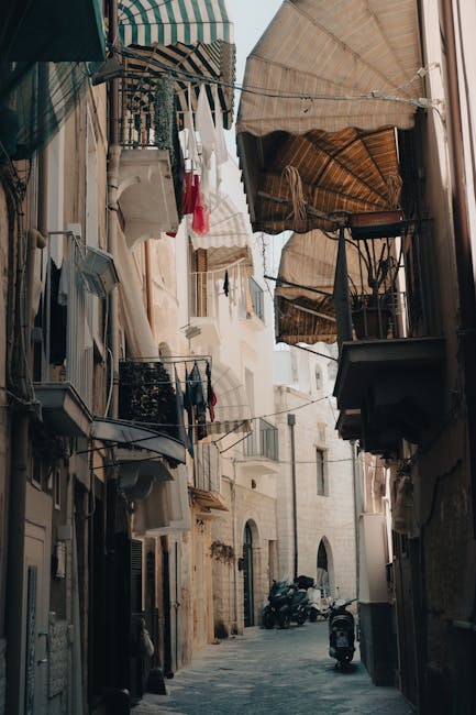 Enge Gasse mit Wäscheleinen und Rollern im historischen Viertel von Bari